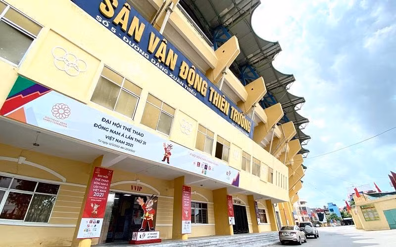 Sân vận động Thiên Trường đã được đầu tư hơn 25 tỷ đồng để sửa chữa, nâng cấp, phục vụ miễn phí người dân vào xem môn bóng đá nam. (Ảnh: Trần Khánh)