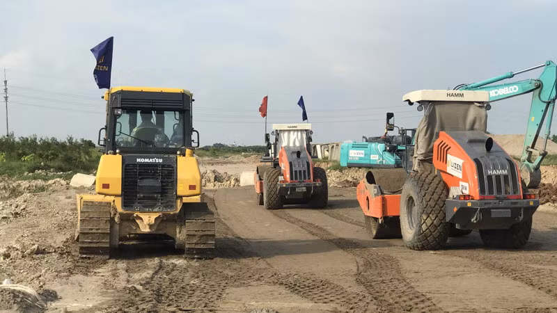 Công ty cổ phần Li Zen thi công tuyến đường song hành thuộc dự án đường Vành đai 4-Vùng Thủ đô trên địa bàn tỉnh Hưng Yên. (Ảnh: Phạm Hà)