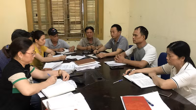 Các hộ công nhân Trạm thực nghiệm Văn Giang, huyện Văn Giang, tỉnh Hưng Yên họp xét tài sản trên diện tích đất bị thu hồi để xây dựng đường Vành đai 4-Vùng Thủ đô. (Ảnh: Phạm Hà)