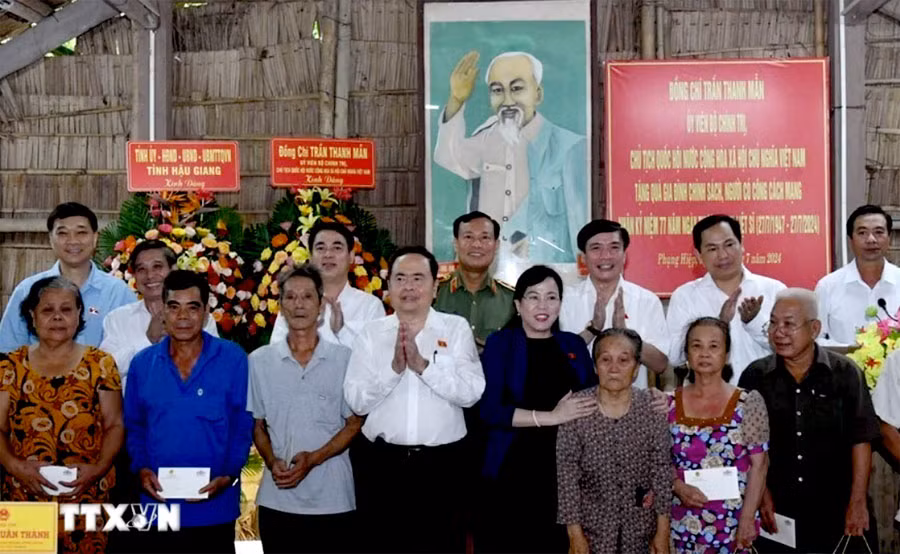 Chủ tịch Quốc hội Trần Thanh Mẫn tặng quà các gia đình chính sách, có công với cách mạng nhân dịp kỷ niệm 77 năm Ngày Thương binh-Liệt sĩ (27/7/1947-27/7/2024). (Ảnh: TTXVN)