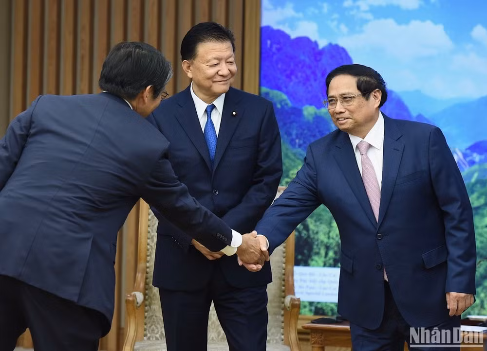 Thủ tướng Phạm Minh Chính đón các thành viên đi cùng Bộ trưởng phụ trách Hiệp định Đối tác Toàn diện và Tiến bộ xuyên Thái Bình Dương (CPTPP).