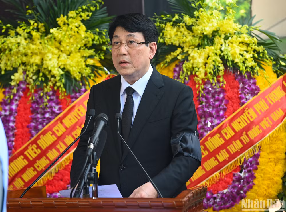 Thường trực Ban Bí thư Lương Cường, Trưởng Ban Tổ chức Lễ tang phát biểu tại lễ an táng.