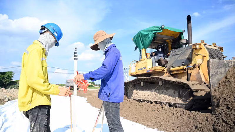 Công nhân đang xử lý nền đất yếu trên công trường thi công đường song hành thuộc dự án đường Vành đai 4-Vùng Thủ đô, đoạn trên địa bàn huyện Thanh Oai, Hà Nội. (Ảnh: Thủy Nguyên)