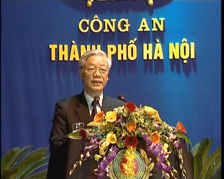Đồng chí Nguyễn Phú Trọng, Ủy viên Bộ Chính trị, Chủ tịch Quốc hội phát biểu căn dặn cán bộ, chiến sĩ tại Lễ đón nhận Huân chương Sao Vàng của Công an thành phố Hà Nội (năm 2010).