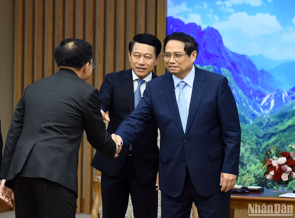 Thủ tướng Phạm Minh Chính đón các thành viên đi cùng đoàn với Phó Thủ tướng, Bộ trưởng Ngoại giao Lào Saleumxay Kommasith.