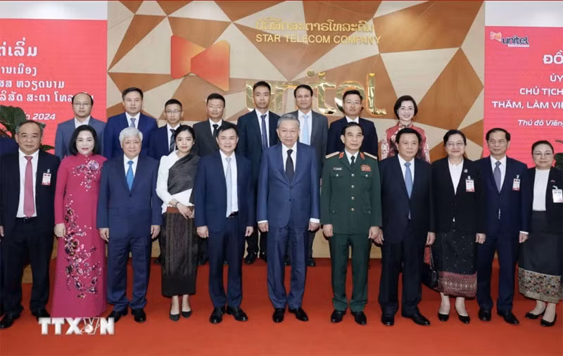 Chủ tịch nước Tô Lâm và các đại biểu với cán bộ, nhân viên Công ty viễn thông Star Telecom. (Ảnh: TTXVN)