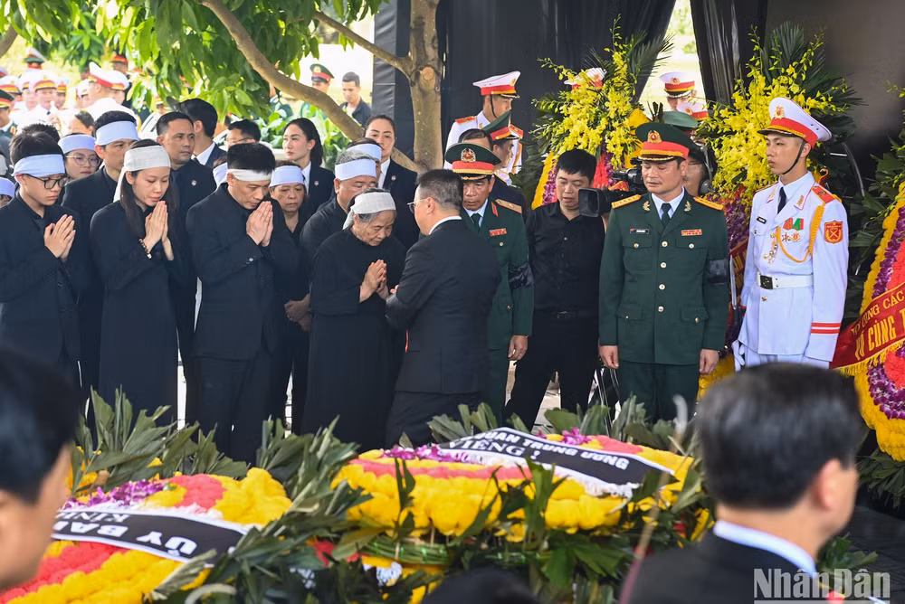 Các đại biểu lần lượt đi vòng quanh mộ để tiễn biệt Tổng Bí thư Nguyễn Phú Trọng.