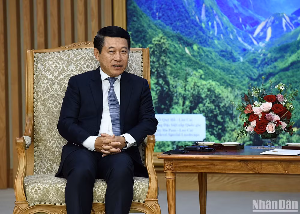 Phó Thủ tướng, Bộ trưởng Ngoại giao Lào Saleumxay Kommasith phát biểu tại buổi tiếp.