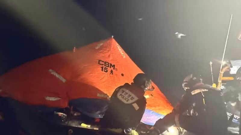 Lực lượng chức năng giải cứu các thành viên trên tàu. (Nguồn: Đồn cảnh sát biển Yeosu/TTXVN)