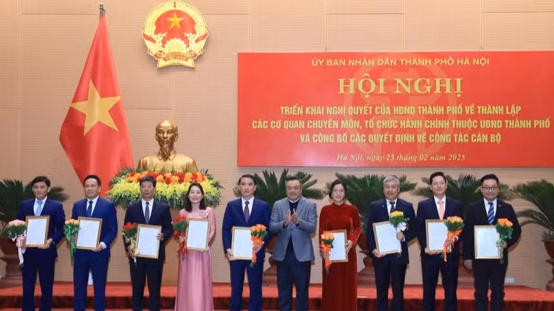 Chủ tịch Ủy ban nhân dân thành phố Hà Nội Trần Sỹ Thanh trao quyết định bổ nhiệm các đồng chí trong Ban Giám đốc Sở Tài chính Hà Nội.