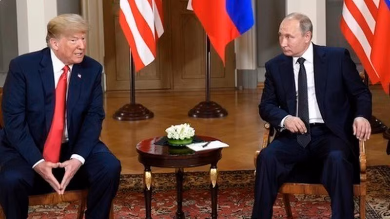Tổng thống Nga Vladimir Putin (phải) và Tổng thống Mỹ Donald Trump tại cuộc gặp ở Helsinki (Phần Lan), hồi tháng 7/2018. (Ảnh: THX/TTXVN)