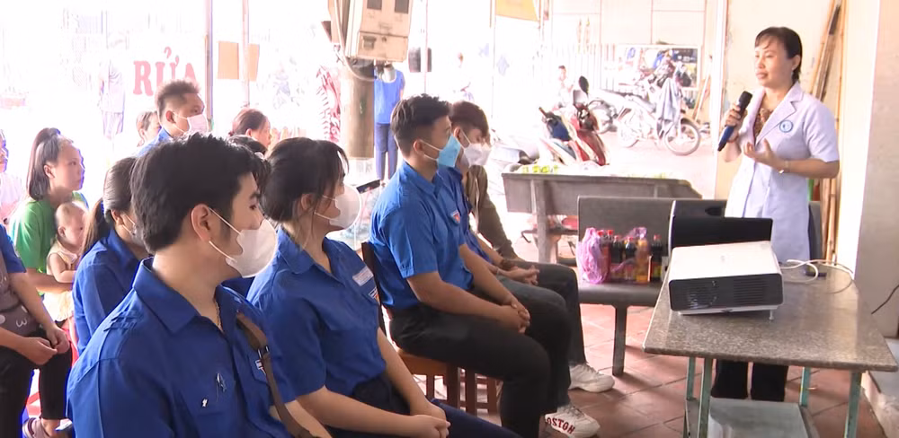 Một buổi tư vấn sức khỏe tiền hôn nhân cho người lao động trẻ ở Bình Dương.