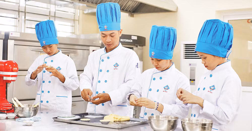 Bánh mì bánh ngọt là một trong những nghề thu hút học viên của Trường Trung cấp Kinh tế- Du lịch Hoa Sữa. 