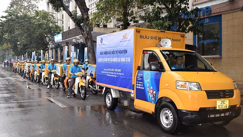 Hà Nội ra quân vận động phát triển người tham gia bảo hiểm xã hội tự nguyện, bảo hiểm y tế hộ gia đình. (Ảnh: HSS)