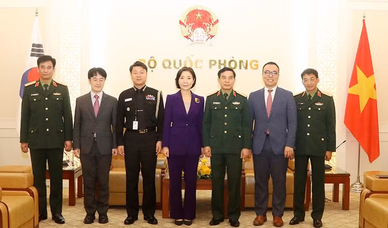 Đại tướng Phan Văn Giang và Đại sứ Oh Young Ju chụp ảnh chung với các đại biểu (Ảnh: Mod).