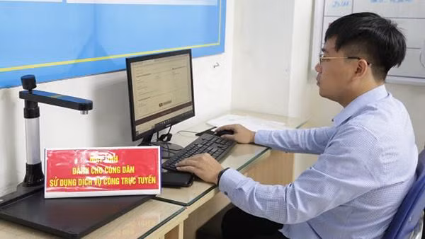 Thí điểm 2 nhóm dịch vụ công liên thông liên quan đến bảo hiểm xã hội, bảo hiểm y tế tại phường Trần Hưng Đạo, Hà Nội. (Ảnh: Tâm Trung)