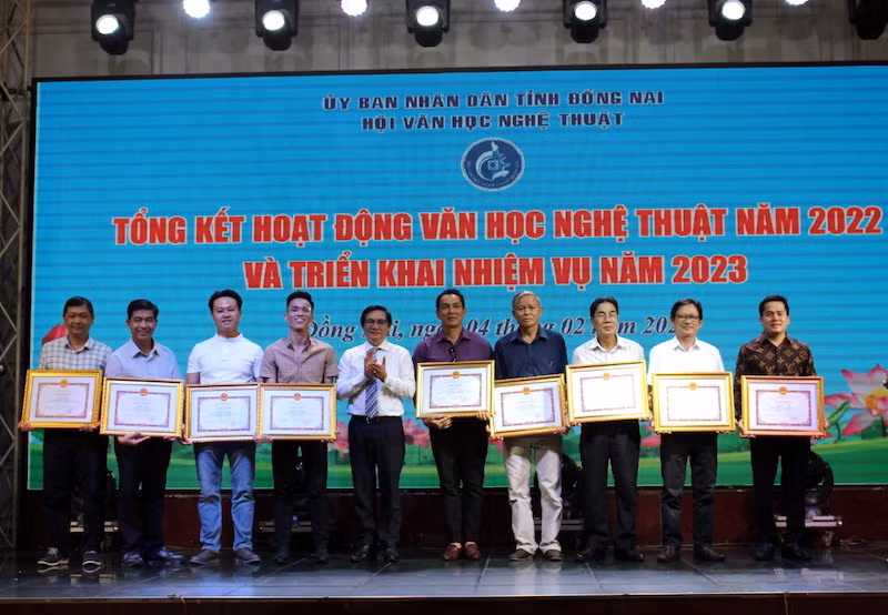 Phó Chủ tịch Ủy ban nhân dân tỉnh Đồng Nai Nguyễn Sơn Hùng trao Bằng khen cho các cá nhân có thành tích xuất sắc năm 2022.