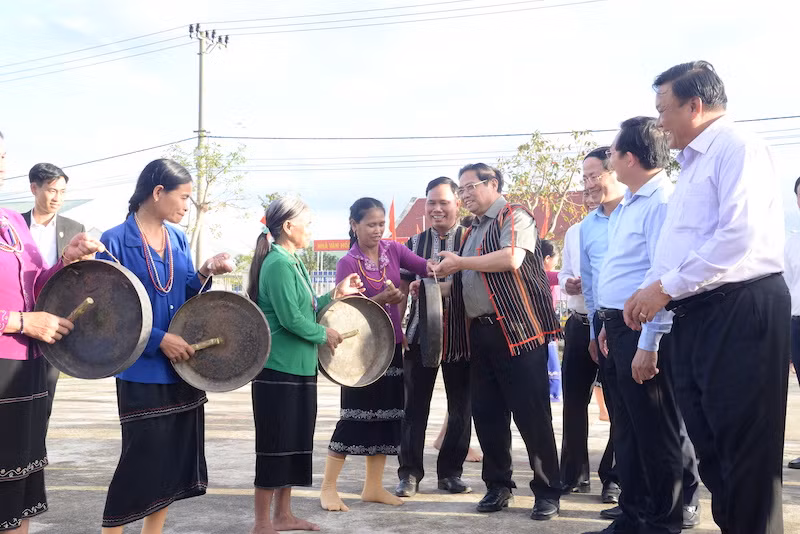 Thủ tướng Phạm Minh Chính thăm bà con khu tái định cư ở xã An Dũng, huyện An Lão.