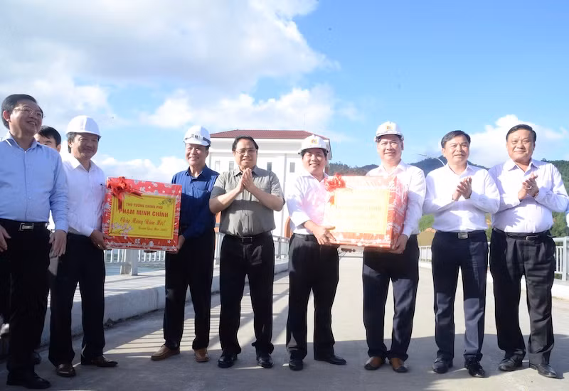 Thủ tướng Phạm Minh Chính tặng quà động viên các đơn vị tham gia dự án Hồ chứa nước Đồng Mít.