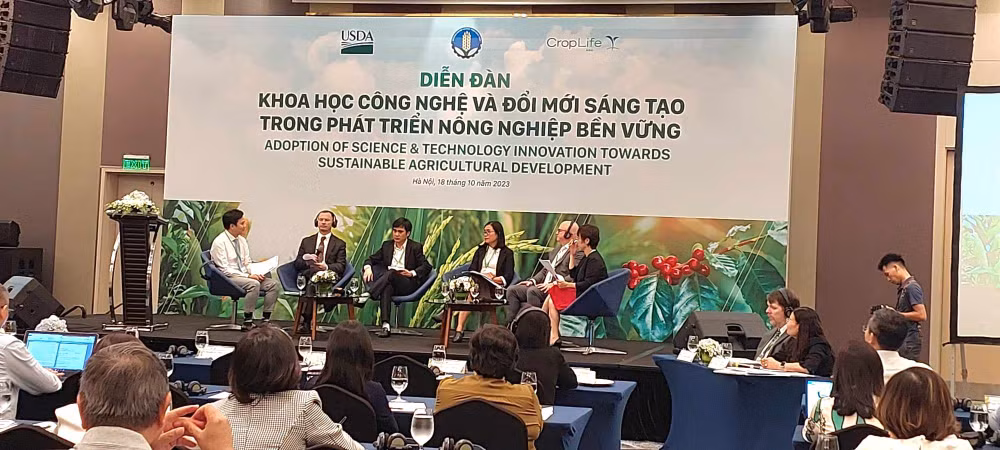 Các diễn giả thảo luận về các giải pháp đổi mới sáng tạo hướng phát triển nông nghiệp bền vững và giảm phát thải