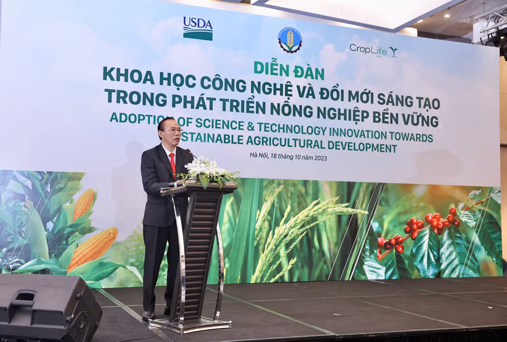 Thứ trưởng Nông nghiệp và Phát triển nông thôn Phùng Đức Tiến phát biểu tại diễn đàn