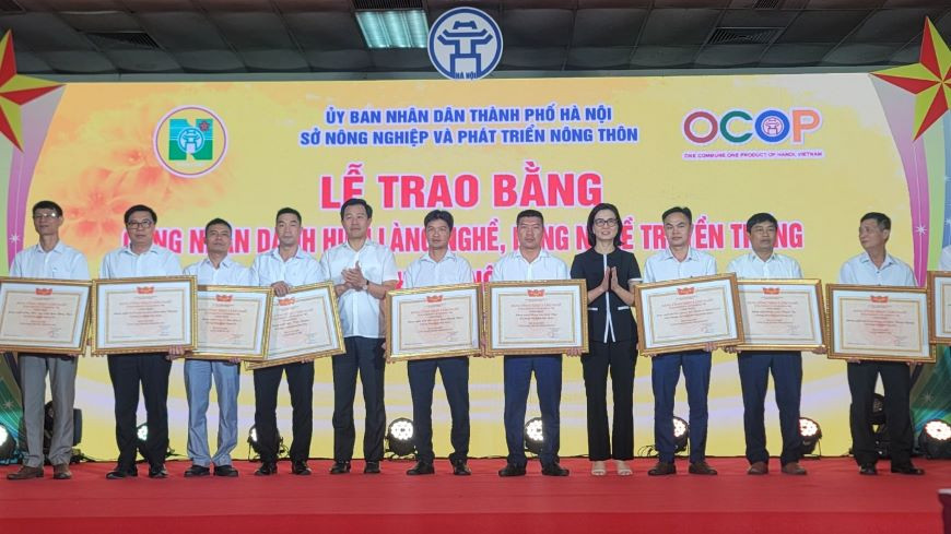 Lãnh đạo Sở Nông nghiệp và Phát triển nông thôn Hà Nội trao bằng công nhận làng nghề, làng nghề truyền thống.