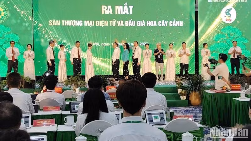 Các đại biểu bấm nút khai trương sàn thương mại điện tử và đấu giá hoa, cây cảnh.