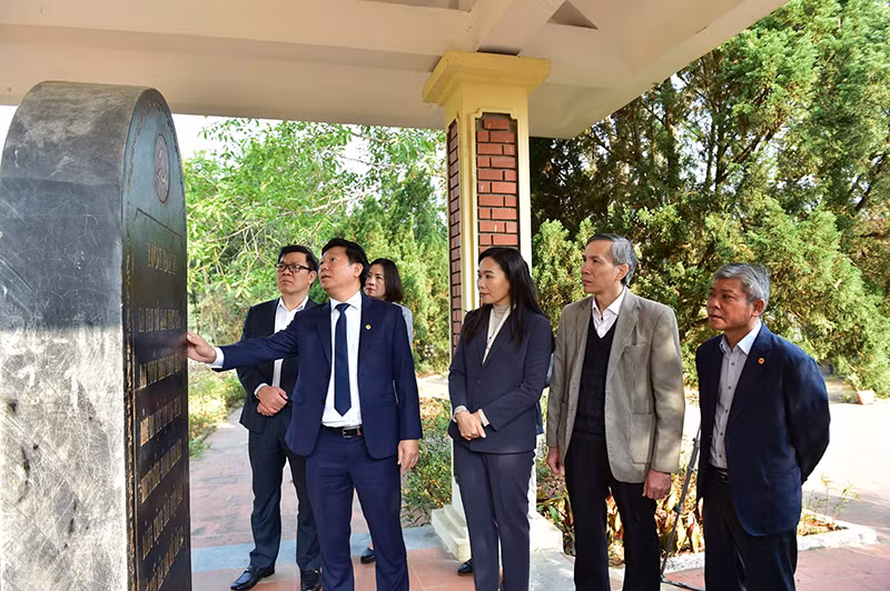 Các đồng chí lãnh đạo Ban Tuyên giáo Trung ương và lãnh đạo Ban Tuyên giáo Tỉnh ủy Tuyên Quang thăm Bia di tích Ban Tuyên huấn Trung ương.