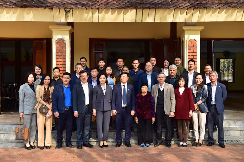 Các đồng chí lãnh đạo Ban Tuyên giáo Trung ương và lãnh đạo Ban Tuyên giáo Tỉnh ủy Tuyên Quang chụp ảnh lưu niệm cùng bà con nhân dân thôn Thia, xã Tân Trào tại Di tích Ban Tuyên huấn Trung ương.