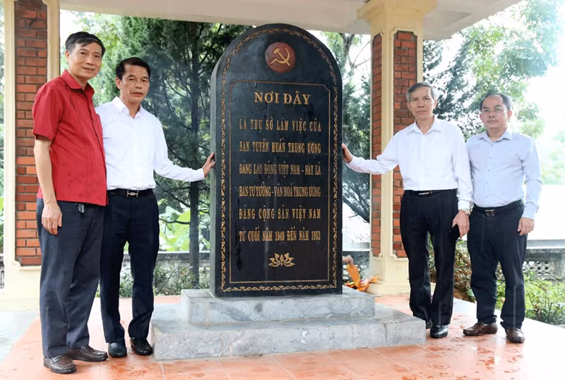 Lãnh đạo Ban Tuyên giáo Trung ương và lãnh đạo Ban Tuyên giáo Tỉnh ủy Tuyên Quang chụp ảnh lưu niệm tại Bia di tích Ban Tuyên huấn Trung ương. (Ảnh: Tạp chí Ban Tuyên giáo Trung ương)