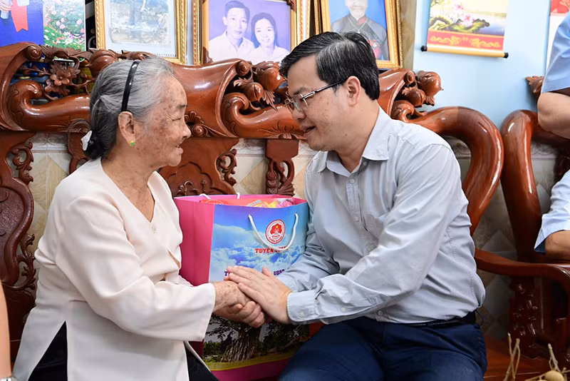 Đồng chí Nguyễn Văn Sơn, Chủ tịch Ủy ban nhân dân tỉnh tặng quà mẹ liệt sĩ Trần Thị Minh Nga, tổ 5 phường Minh Xuân, thành phố Tuyên Quang.