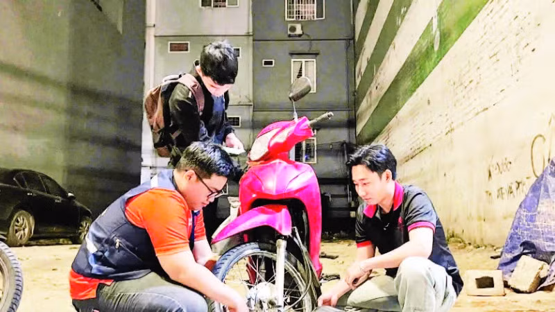 Đội Thiện nguyện Phước Lộc Thọ 43 Đà Nẵng hỗ trợ sửa chữa một trường hợp xe máy bị hỏng.