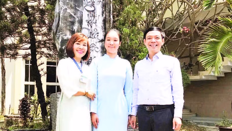 Em Phạm Đoàn Minh Khuê bên thầy, cô giáo Trường trung học phổ thông chuyên Lê Quý Đôn, Đà Nẵng.