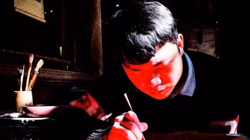 1-Trần Quốc Đức (Hà Nội) là họa sĩ 9x đam mê với tranh dân gian. 