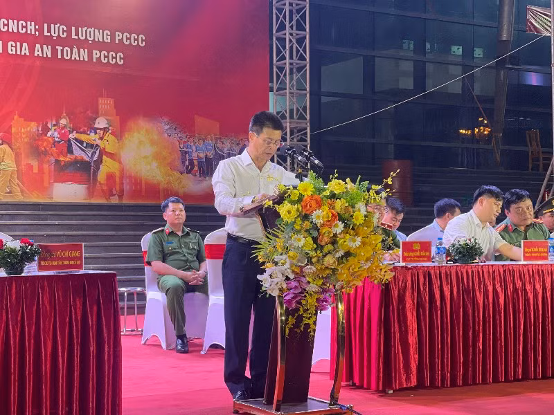 Phó Chủ tịch Ủy ban nhân dân tỉnh Vũ Chí Giang phát biểu khai mạc hội thao.