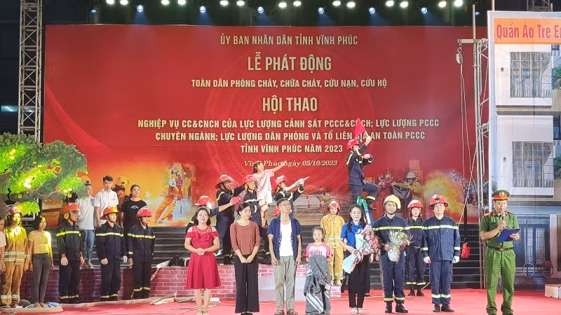 Trình diễn tiểu phẩm tuyên truyền về công tác phòng cháy, chữa cháy.