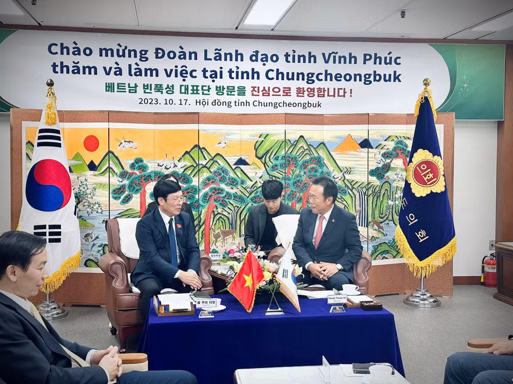 Ông Hwang Young Ho, Chủ tịch Hội đồng tỉnh Chungcheongbuk, tiếp Đoàn công tác tỉnh Vĩnh Phúc. 