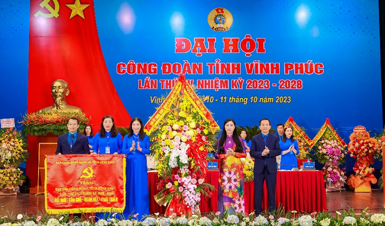 Bí thư Tỉnh ủy Hoàng Thị Thúy Lan chúc mừng Đại hội.