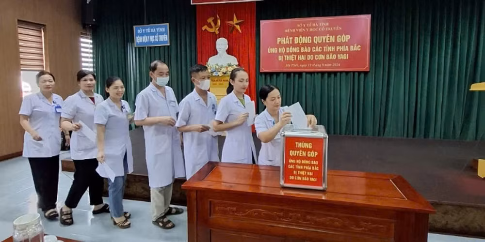 Các đơn vị, địa phương ở Hà Tĩnh quyên góp, ủng hộ người dân vùng thiên tai.