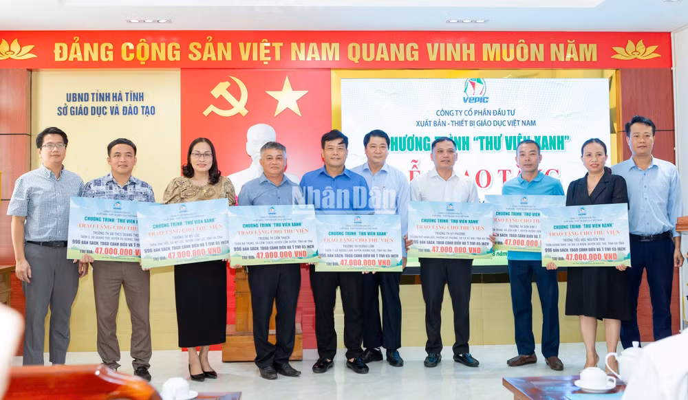 VEPIC trao tặng tủ sách và thiết bị hỗ trợ công tác dạy học cho thư viện các trường để học sinh dùng chung.