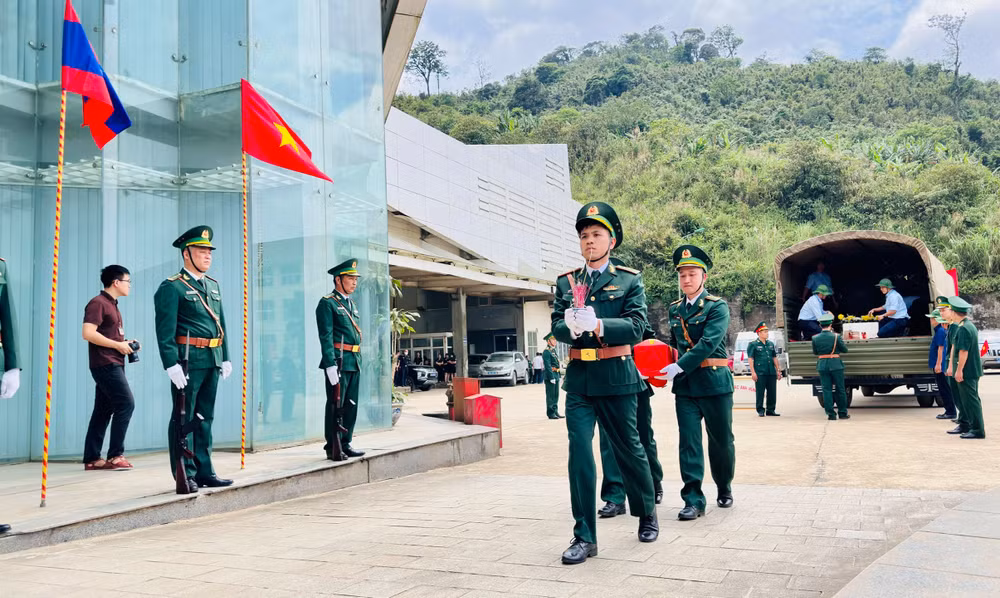 Lễ đón các hài cốt liệt sĩ quân tình nguyện Việt Nam được tổ chức trang trọng tại Cửa khẩu quốc tế Cầu Treo.