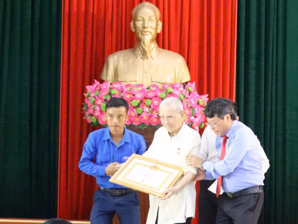 Lễ trao Huy hiệu Đảng được các cấp ủy ở Hà Tĩnh tổ chức trang trọng, chu đáo.