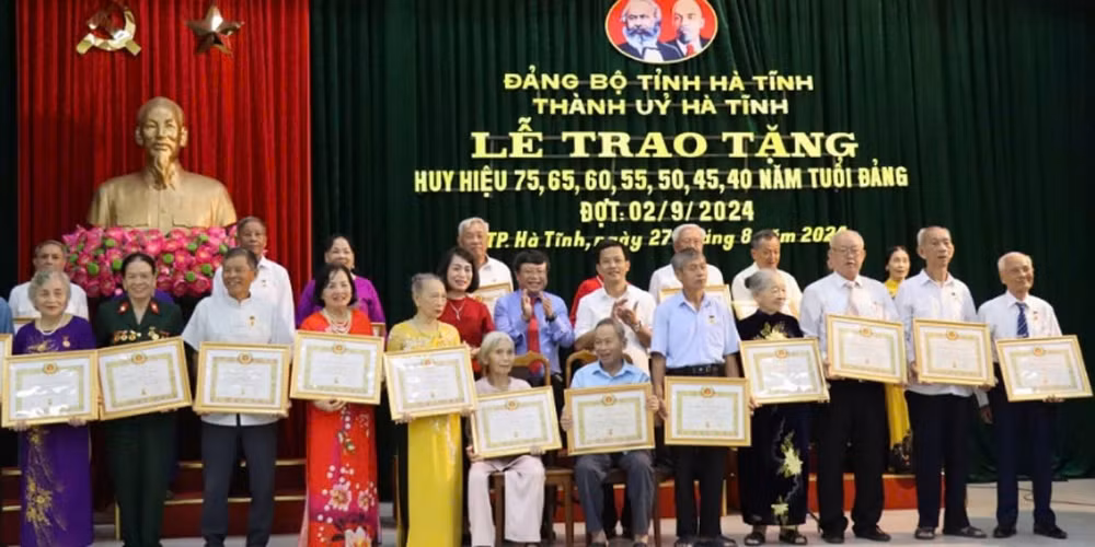 Chiều 27/8 Thành ủy Hà Tĩnh tổ chức Lễ trao Huy hiệu Đảng cho các đảng viên trong toàn thành phố.