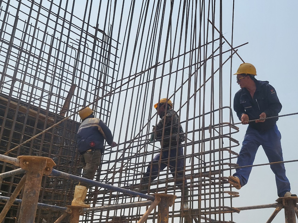 Các công nhân Tổng công ty Xuất nhập khẩu và Xây dựng Việt Nam thi công cầu Trung Lộc 2 (Can Lộc) trong tiết trời nắng gắt.