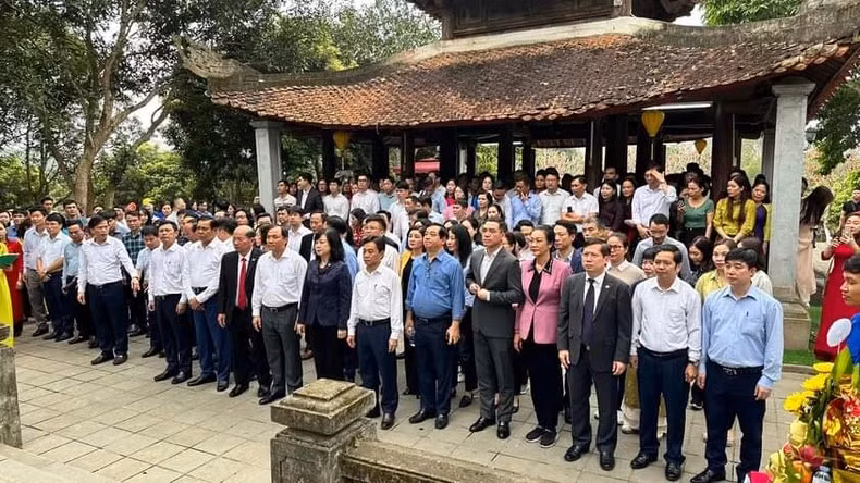 Lãnh đạo Bộ Y tế, lãnh đạo tỉnh Hà Tĩnh dâng hương tưởng niệm Đại danh y Hải Thượng Lãn Ông Lê Hữu Trác. Ảnh: Ngô Tuấn