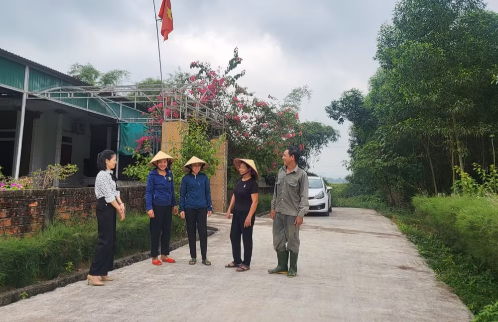 Cán bộ, nhân dân thôn Chi Quan trao đổi về nhiệm vụ xây dựng nông thôn mới.