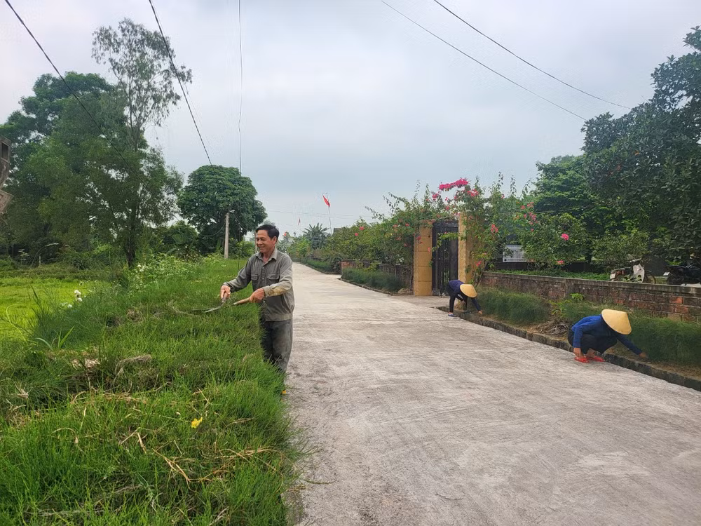 Người dân xã Cẩm Quan chăm chút không gian nông thôn mới.
