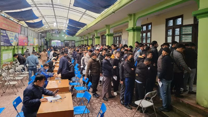 Trong sáng 15/12 đã có gần 700 lao động đến ứng tuyển các vị trí, việc làm tại công ty sản xuất ô-tô điện ở Vũng Áng.