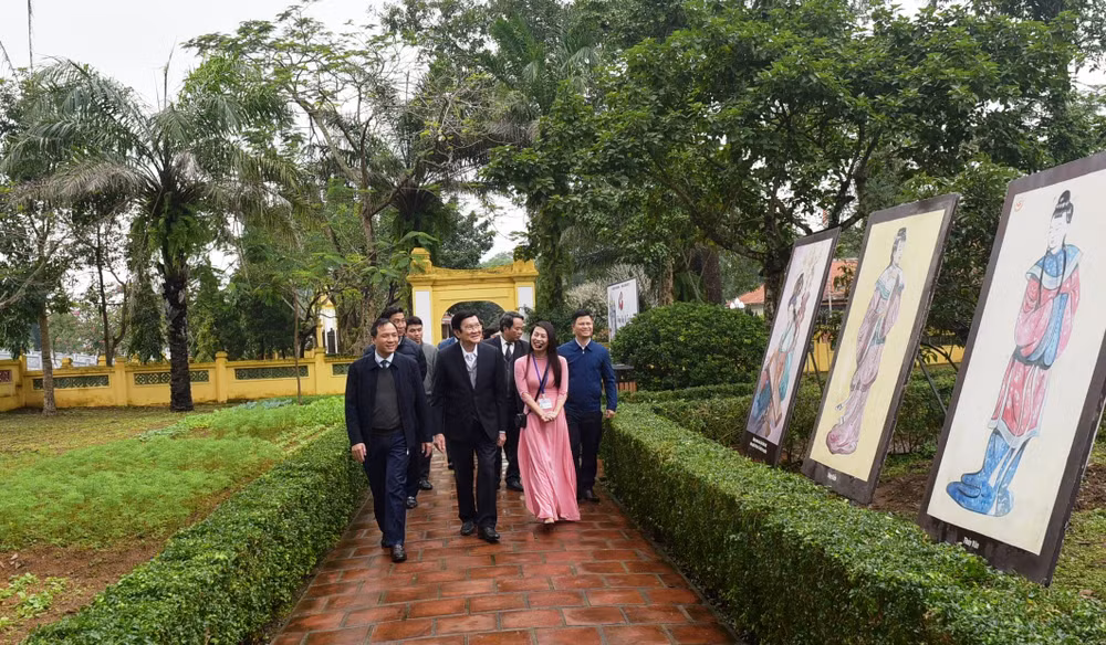 Nguyên Chủ tịch nước Trương Tấn Sang cùng các đồng chí lãnh đạo tỉnh tham quan khu lưu niệm Nguyễn Du.