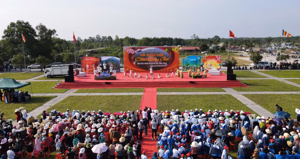Đông đảo cán bộ, nhân dân địa phương và du khách thập phương nô nức khai hội chùa Hương Tích.